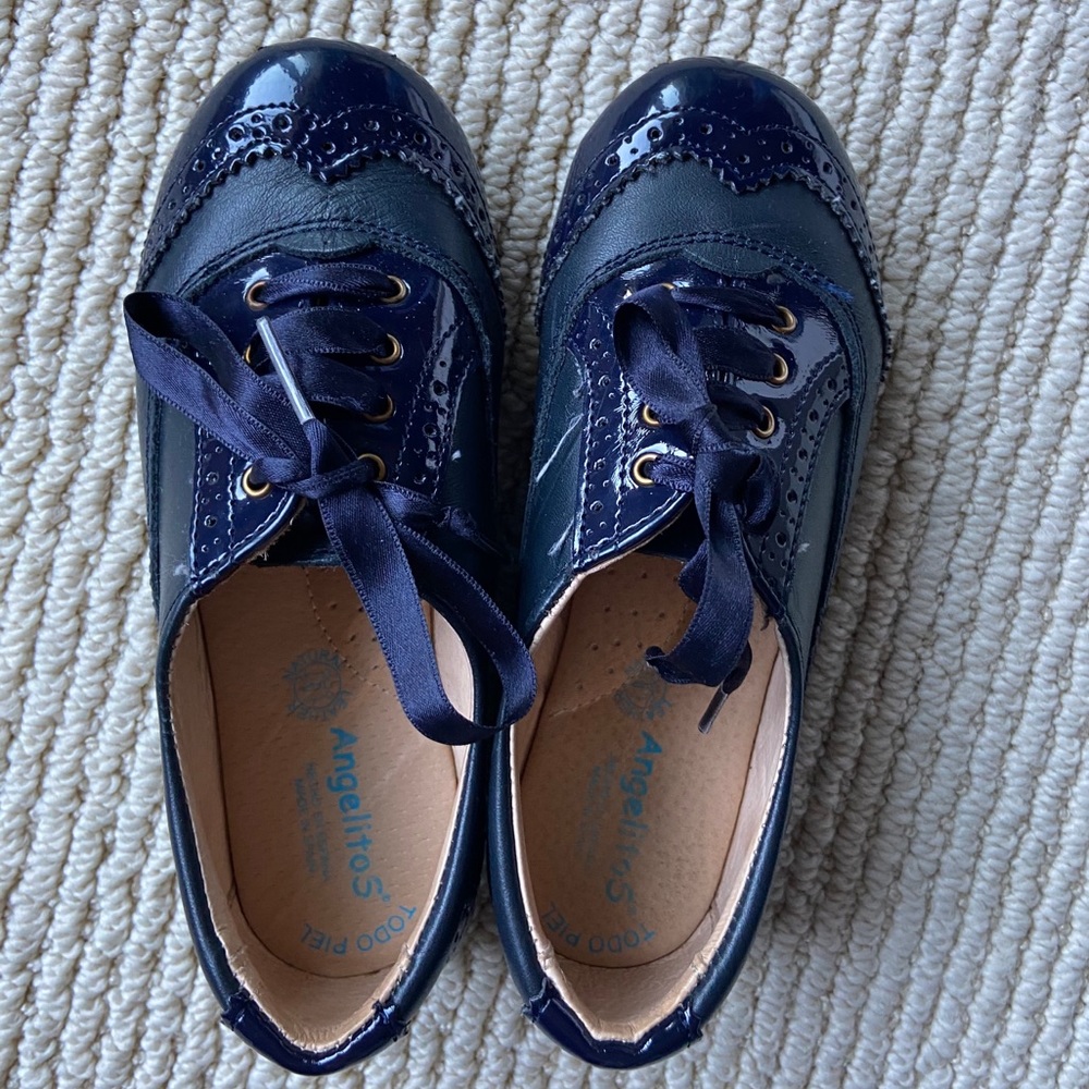 Girl’s tuxedo dress shoes (navy)
